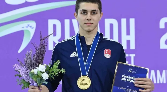 Alanyaspor eskrim sporcusu Çevik dünya şampiyonu OLDU