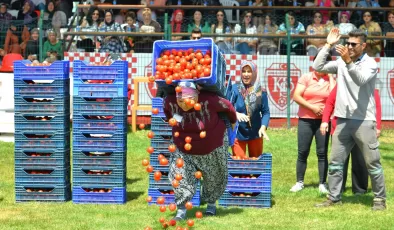 Kadınlar domates kasası yarışmasında erkeklere taş ÇIKARTTI