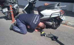 Alanya’da motosikletin içine sıkışan kedi 15 dakikalık çalışmayla KURTARILDI
